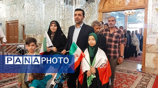 شاهچراغ مملو از مردمی که برای انتخابات حضور پیدا کردند