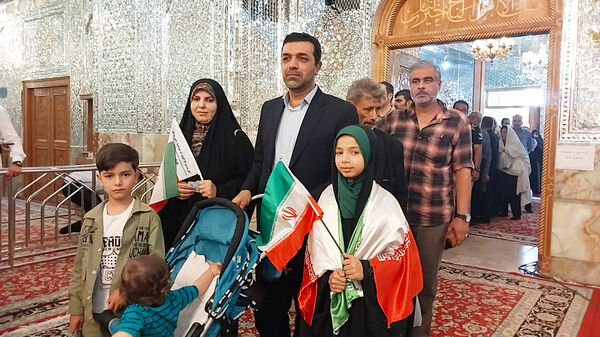 شاهچراغ مملو از مردمی که برای انتخابات حضور پیدا کردند