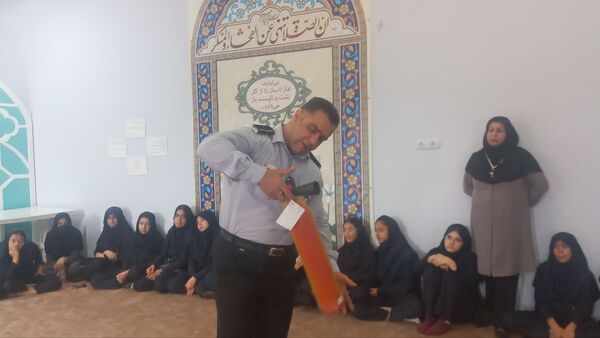 آموزش ایمنی و اطفای حریق برای دانش‌آموزان دبیرستان فرهنگیان