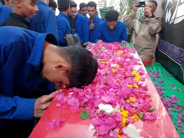 آیین استقبال باشکوه از شهید گمنام در مسجد مهدیه فین