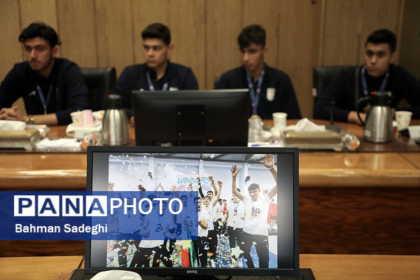  دیدار صمیمی وزیر آموزش و پرورش با قهرمانان رقابت‌های جهانی والیبال دانش‌‌آموزی صربستان ۲۰۲۴