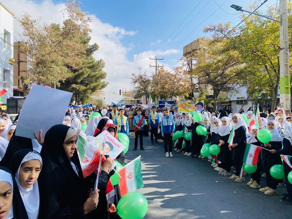 همبستگی نسل امروز با آرمان‌های انقلاب در راهپیمایی ۱۳ آبان باخرز
