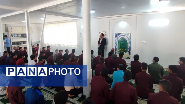 نواخته شدن زنگ نماز در دبیرستان نمونه آیت الله خامنه‌ای کاشمر 