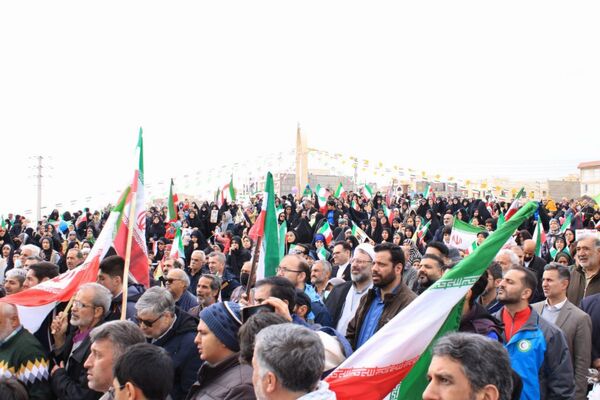 حضور گسترده اقشار مختلف مردم پردیس در راهپیمایی ۲۲ بهمن