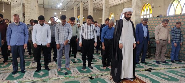 برپایی میز خدمت ادارات شهرستان حاجی آباد در نماز جمعه به‌مناسبت هفته دولت