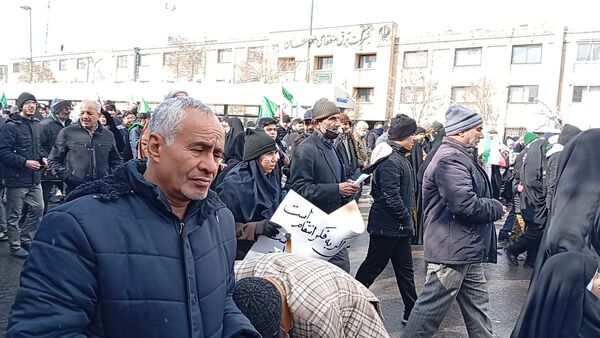 راهپیمایی ۲۲ بهمن در مشهد با حضور فرمانده واحدهای حوزه ۱۹ بسیج دانش‌آموزی منطقه تبادکان