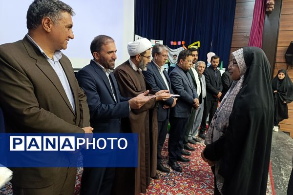 مراسم اختتامیه سیزدهمین دوره نمایشگاه‌های «مدرسه انقلاب» در اسلام آباد غرب