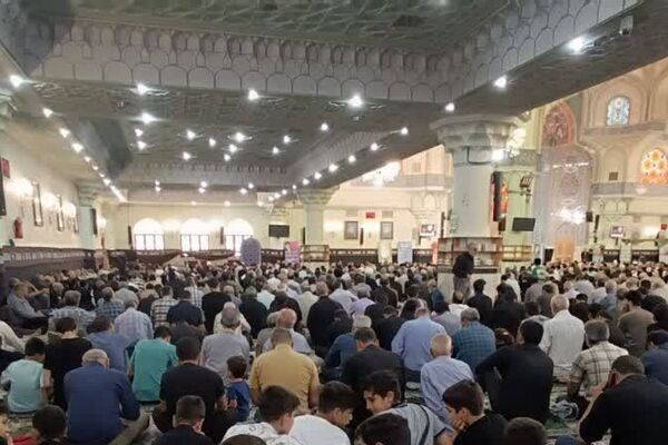 حضور دانش‌آموزان و فرهنگیان ناحیه دو شهرری در نماز جمعه 
