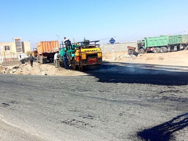 آغاز عملیات آسفالت ریزی در روستای درخت سنجد 