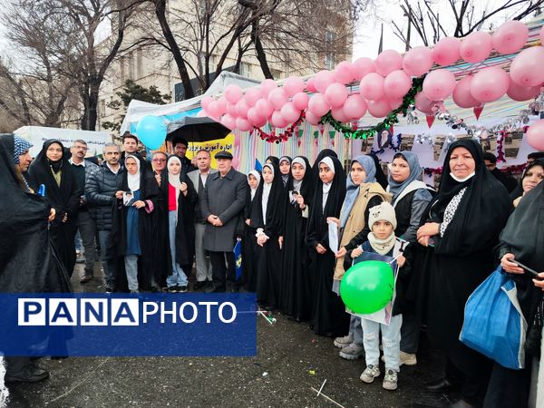 خلاقیت و نشاط دانش‌آموزی در غرفه‌های آموزش و پرورش در مسیر راهپیمایی ۲۲ بهمن