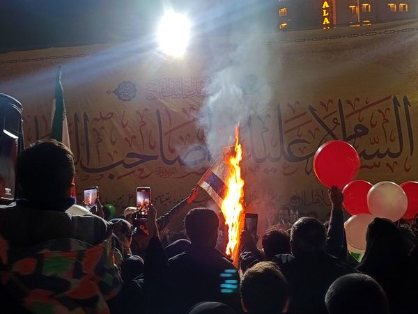 فریاد «الله‌اکبر» مردم در خیابان امام رضا(ع)؛ شبی پرشور در آستانه ۲۲ بهمن