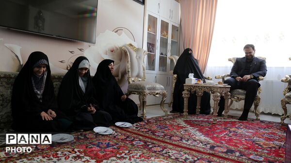دیدار قائم مقام معاون وزیر در سازمان دانش‌آموزی با خانواده شهید اقتدار در تبریز