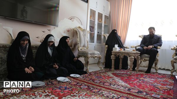 دیدار قائم مقام معاون وزیر در سازمان دانش‌آموزی با خانواده شهید اقتدار در تبریز