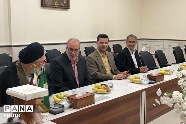 اقامه اولین نماز ماه مهر در دبیرستان حکمت نبوی ناحیه دو شهرری 