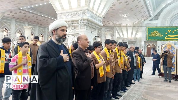 اجرای همگانی سرود «ایرانمون» توسط دانش‌آموزان البرزی در حرم امام خمینی (ره) و بهشت زهرا (س)