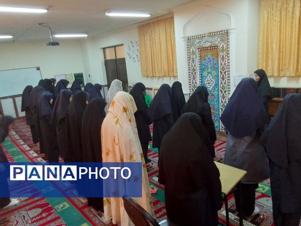 نماز جماعت رنگین در مدرسه‌ مدرس تبریز