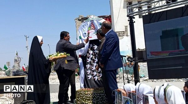 زنگ سپاس معلم همزمان با سراسر کشور در مدرسه شجره طیبه میناب