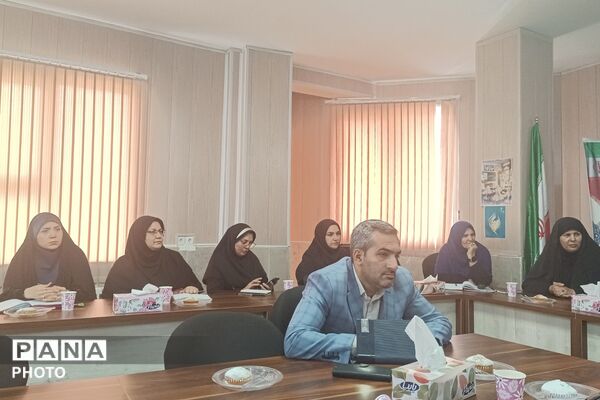 هم‌اندیشی مدیران مدارس بخش رودهن با محوریت بررسی مسائل آموزشی