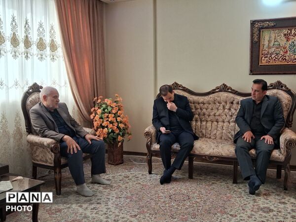 دیدار مدیر آموزش و پرورش ناحیه پنج مشهد با برادر شهید خیرزاده