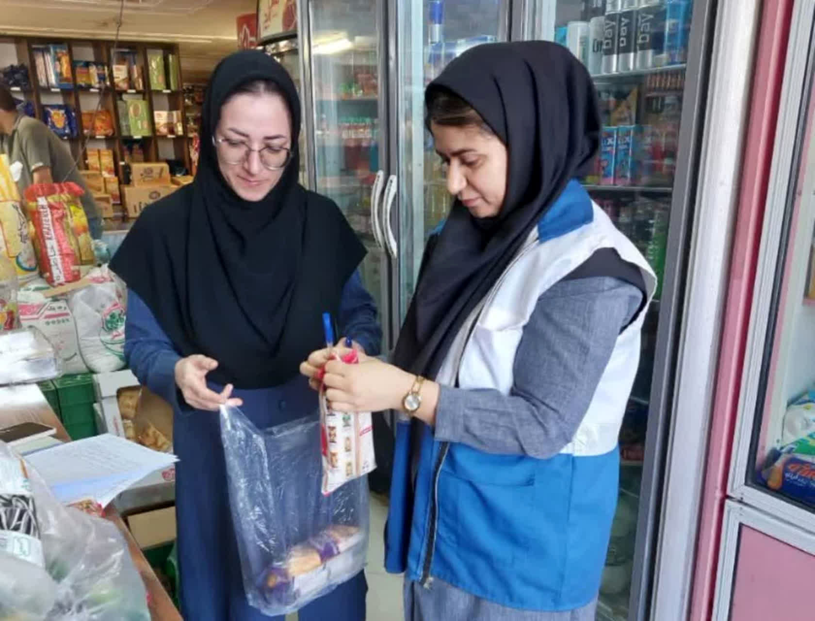 جمع آوری ۱۰۰۰ کیلو مواد غذایی تاریخ گذشته از فروشگاهای موادغذایی شهر یزد