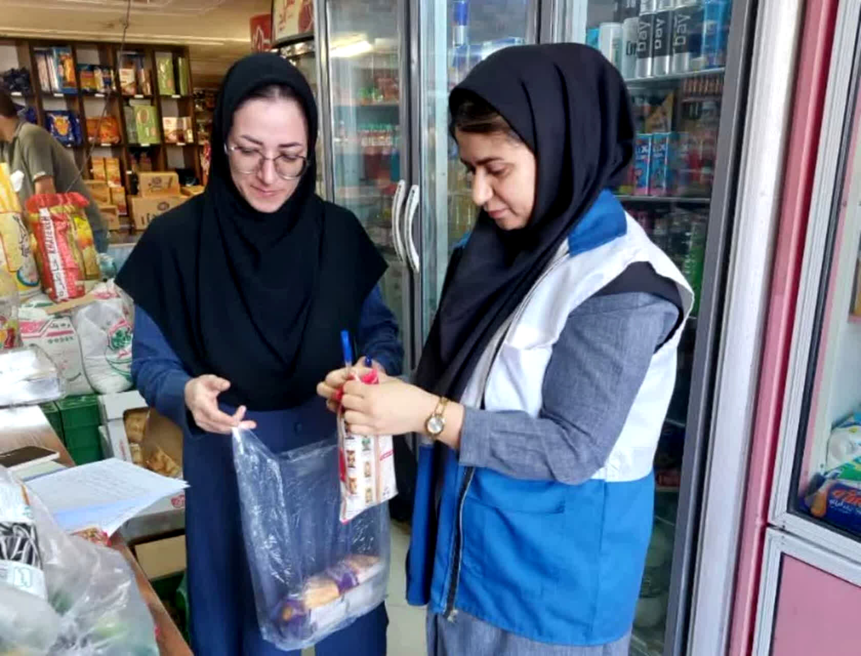جمع آوری ۱۰۰۰ کیلو مواد غذایی تاریخ گذشته از فروشگاهای موادغذایی شهر یزد
