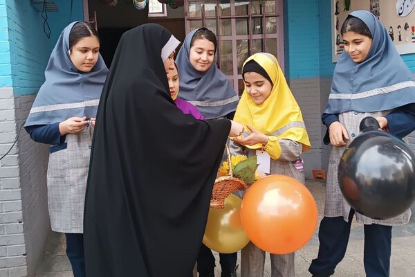 نمایشگاه آثار هنری دانش‌آموزان در دبستان نرجس بهارستان‌دو
