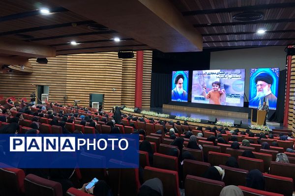 کارگاه آموزشی پیشگیری از آسیب‌های فضای مجازی در ایوان ری شهرری