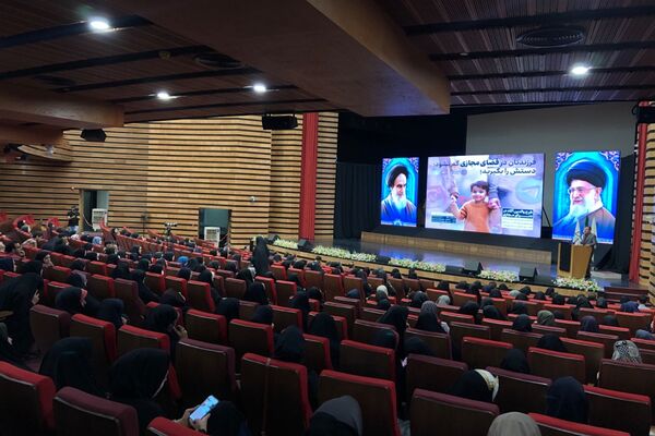 کارگاه آموزشی پیشگیری از آسیب‌های فضای مجازی در ایوان ری شهرری