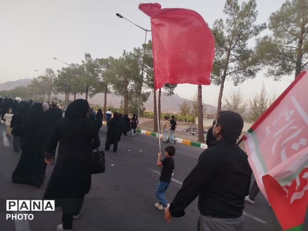 رقص پرچم‌ها در باد عزای کاشمر هم‌صدایی آسمان با زائران