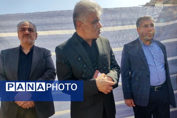 آیین کلنگ زنی مدرسه دوازده کلاسه در شهرک سبحان