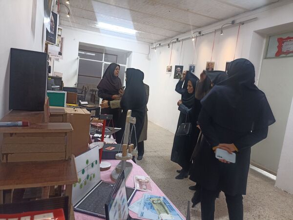 بازدید از نمایشگاه دست سازه هنرستان فنی و حرفه ای دخترانه فلسطین 