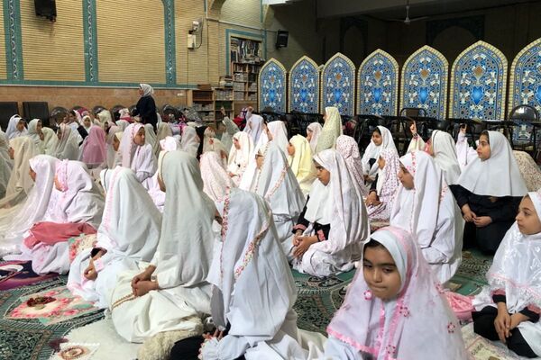 حضور دانش آموزان دبستان هدی یک در مسجد صاحب الزمان (عج) 