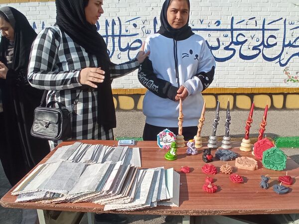 برپایی بازارچه‌ دانش‌آموزی در دبیرستان دلیری مشهد