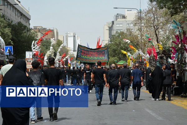 پرچم‌های عزا بر فراز حرم امام رضا(ع)