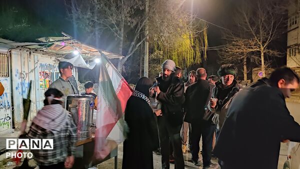 زن و مرد و پیر و جوان این شب ها در اجتماعات خیابانی شهر بار 
