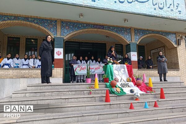  حرکات های ورزشی توسط ورزشکاران دبیرستان ایثار یک  به مناسبت هفته تربیت بدنی 