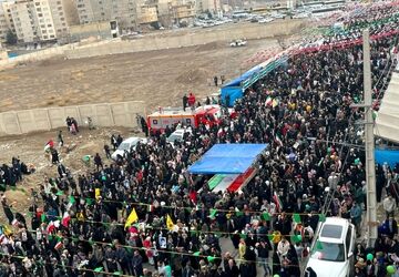 تاریخ تکرار نشد، ادامه پیدا کرد