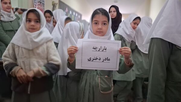 بازارچه مادر دختری با دست‌سازه‌های دانش‌آموزی 
