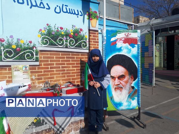 نواختن زنگ انقلاب در دبستان شاهد کوثر ناحیه پنج 