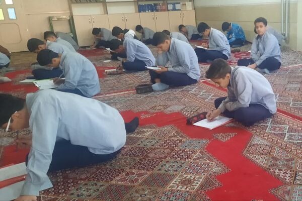   برگزاری امتحانات در دبیرستان هیات امنایی رازی 