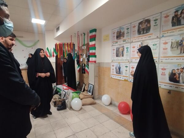 به نمایش گذاشتن گوشه ای از برکات انقلاب اسلامی در مدرسه انقلاب دبیرستان حق شناس2