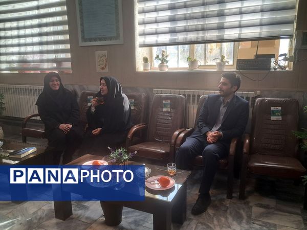 جلسه شورای دبیران مدرسه انیس خوش قدم ناحیه دو 