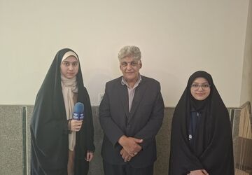 پیشرفت و موفقیت دانش‌آموزان باعث افتخار من است