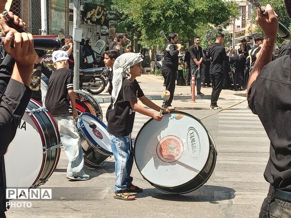 خیابان امام در روز تاسوعای حسینی حال و هوای دیگری میدهد 