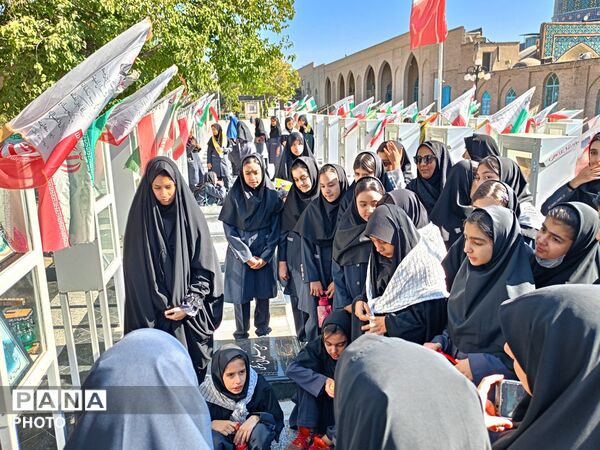 غبارروبی گلزار شهدا توسط دانش آموزان دبیرستان فرهیختگان