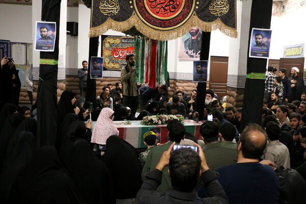 آخرین وداع فرزند با پدر