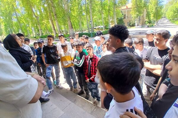 اردوی دانش‌آموزان نسیم‌شهری در کاخ نیاوران