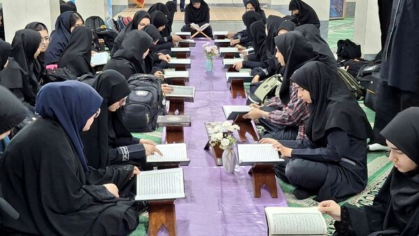 محفل قرآنی همراه با صبحانه سالم در دبیرستان فرزانگان ۲