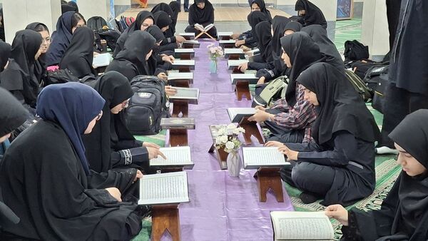 محفل قرآنی همراه با صبحانه سالم در دبیرستان فرزانگان ۲