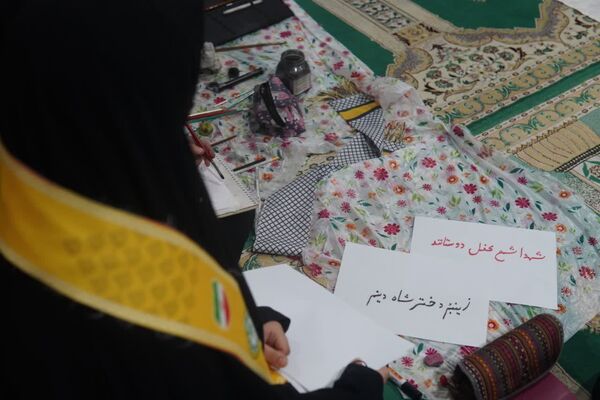 اعتکاف دانش‌آموزی با توزیع بسته «ایرانمون»